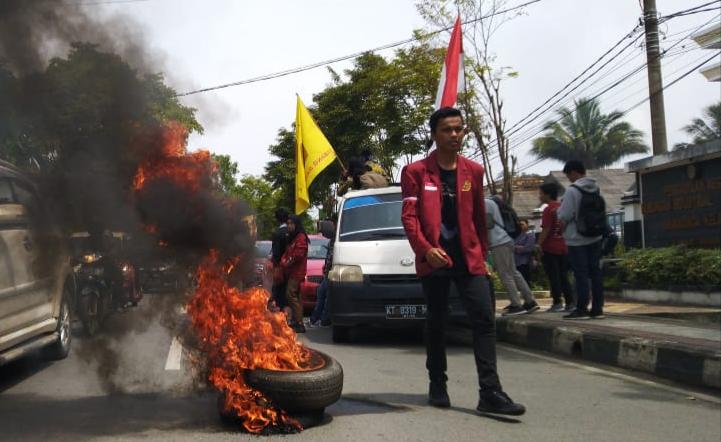 Bakar Ban Depan Kantor PN Samarinda, Permahi Demo Bawah Empat Tuntutan 