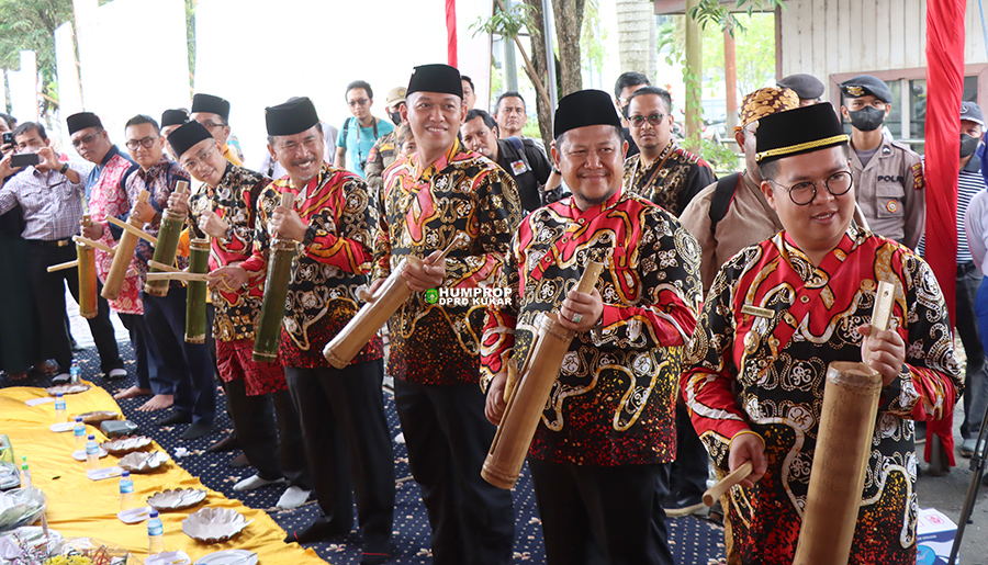 Ketua DPRD Kukar Ikut Serta Palu Kentongan bertanda Dimulainya Beseprah atau Makan Bersama