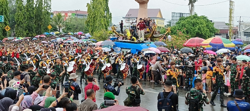 Ribuan Masyarakat Tenggarong Antusias Saksikan Kirab Drumband GSCL Latsitarda