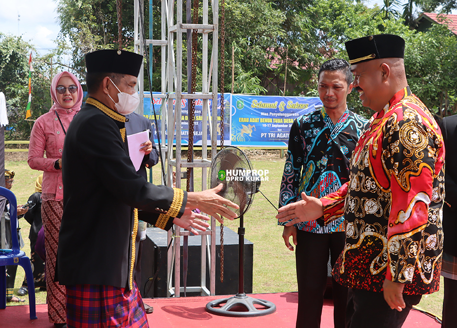  	 Anggota DPRD Kukar Kamrur Zaman: Hadiri Pembukaan Festival Erau Adat Benua Tuha Desa Sabintulung