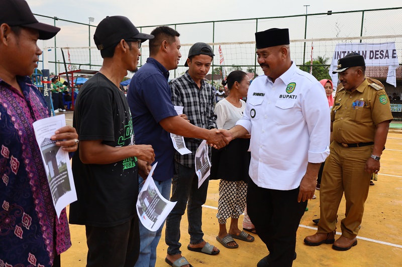 Serahkan Bantuan WC Individual dan Bedah Rumah, Bupati Kukar Harap Bisa Kurangi Tingkat Kemiskinan