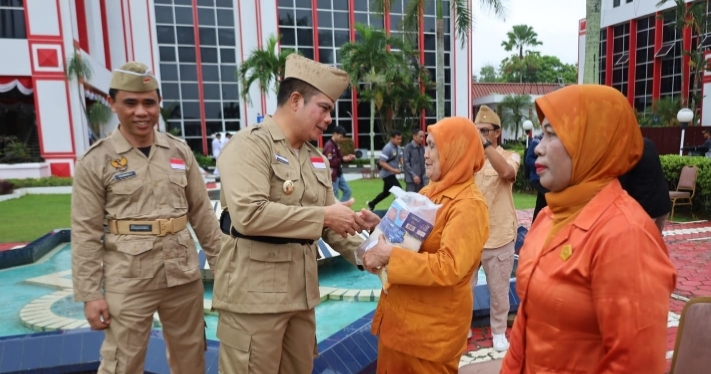 Para Janda Veteran Dapat Bantuan dari Pemkab Kukar pada Peringatan Hari Pahlawan