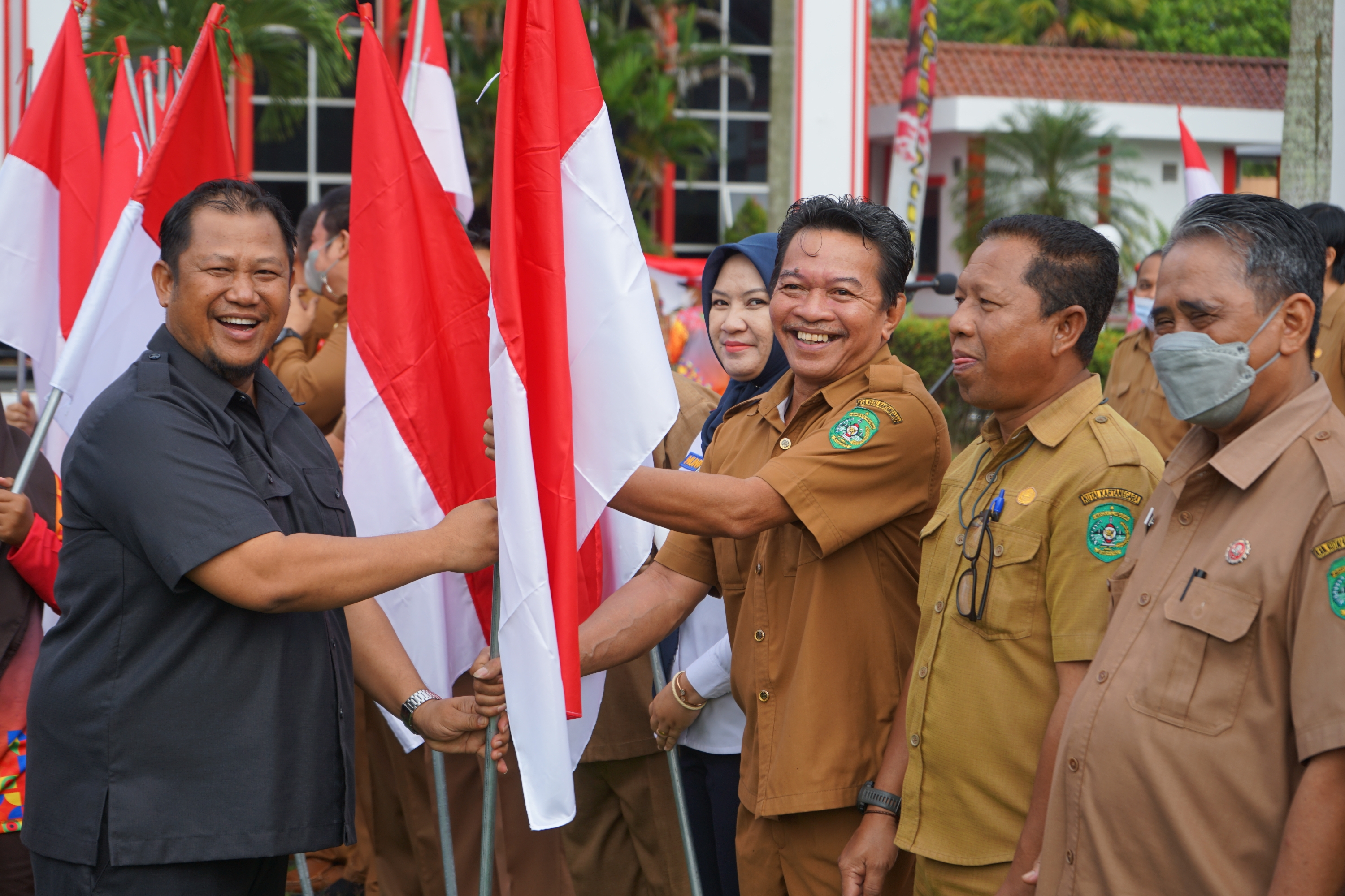 Pemkab Kukar Gelar Gerakan Pembagian 10 Juta Bendera Merah Putih