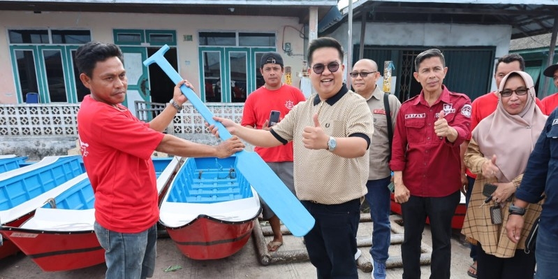 Wabup Kukar Serahkan Belasan Perahu dan Jutaan Bibit Udang untuk Nelayan Muara Badak