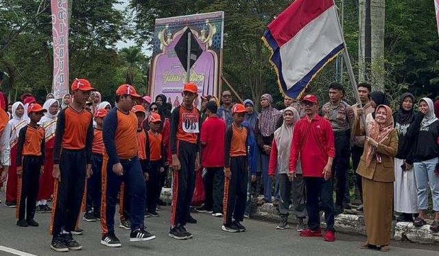 Disdikbud Kukar Gelar Lomba Gerak Jalan Meriahkan Hari Pendidikan Nasional 2024