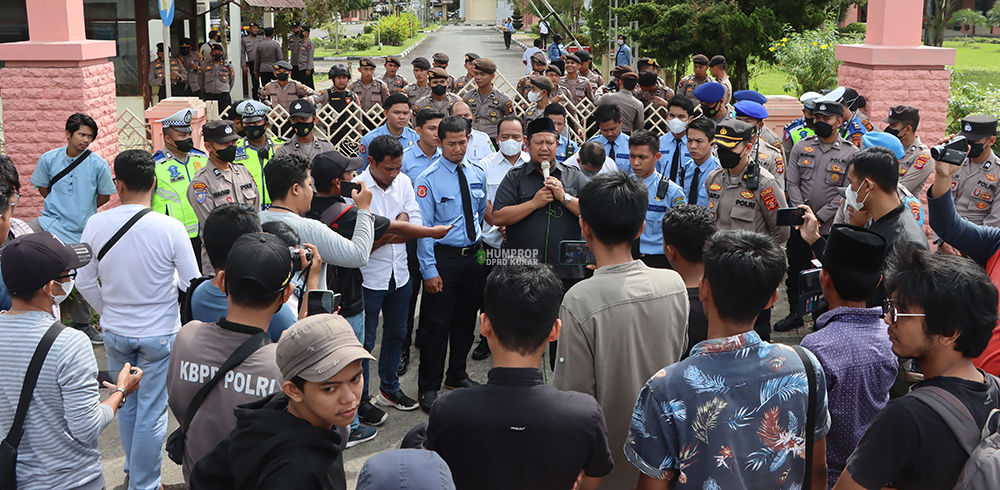  	 Ketua DPRD Abdul Rasid Temui Aliansi Kukar Bergerak , Demo Kenaikan BBM di Depan Gedung DPRD Kukar 