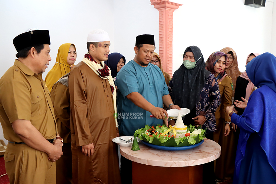 Ketua DPRD Kukar Potong Tumpeng di Hari Perayaan Maulid Nabi Muhammad SAW , 1443 Hijriah 