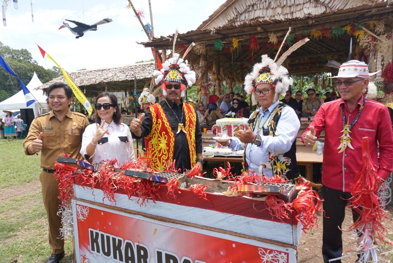 Bupati Kukar Ikut Rayakan HUT Ke-113 Desa Umaq Dian di Tabang