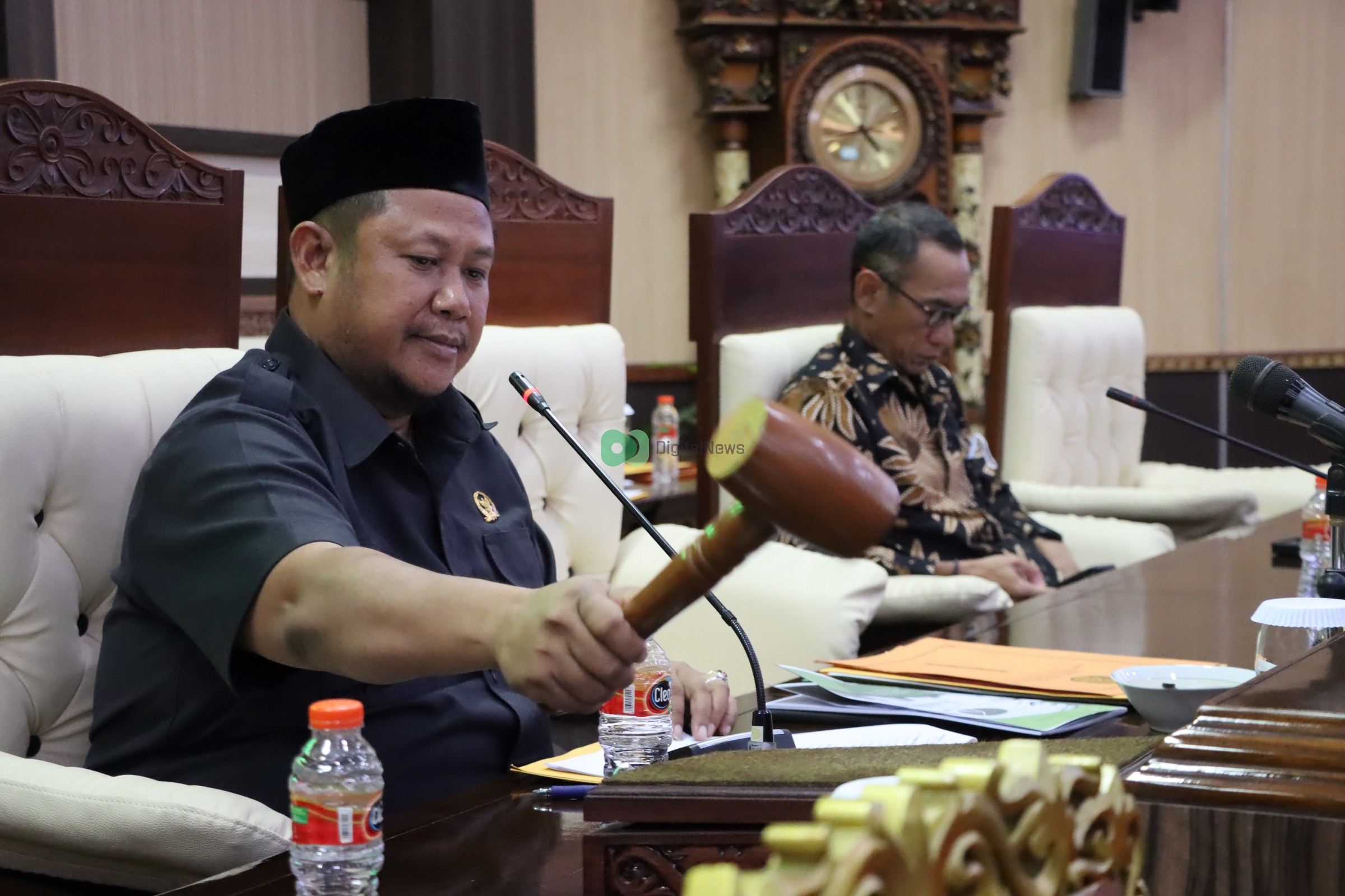  	 Abdul Rasid Ketuk Palu Sidang: Laporan Badan Anggaran (Banggar) dan Persetujuan DPRD Terhadap Raperda Perubahan APBD Kabupaten Kukar Telah Disepakati