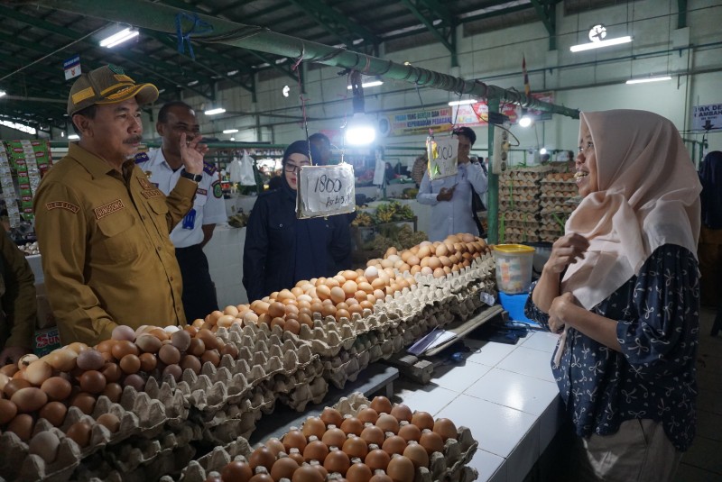 Jelang Idulfitri, Sekda Kukar Monitoring Harga dan Ketersediaan Bahan Pokok di Pasar