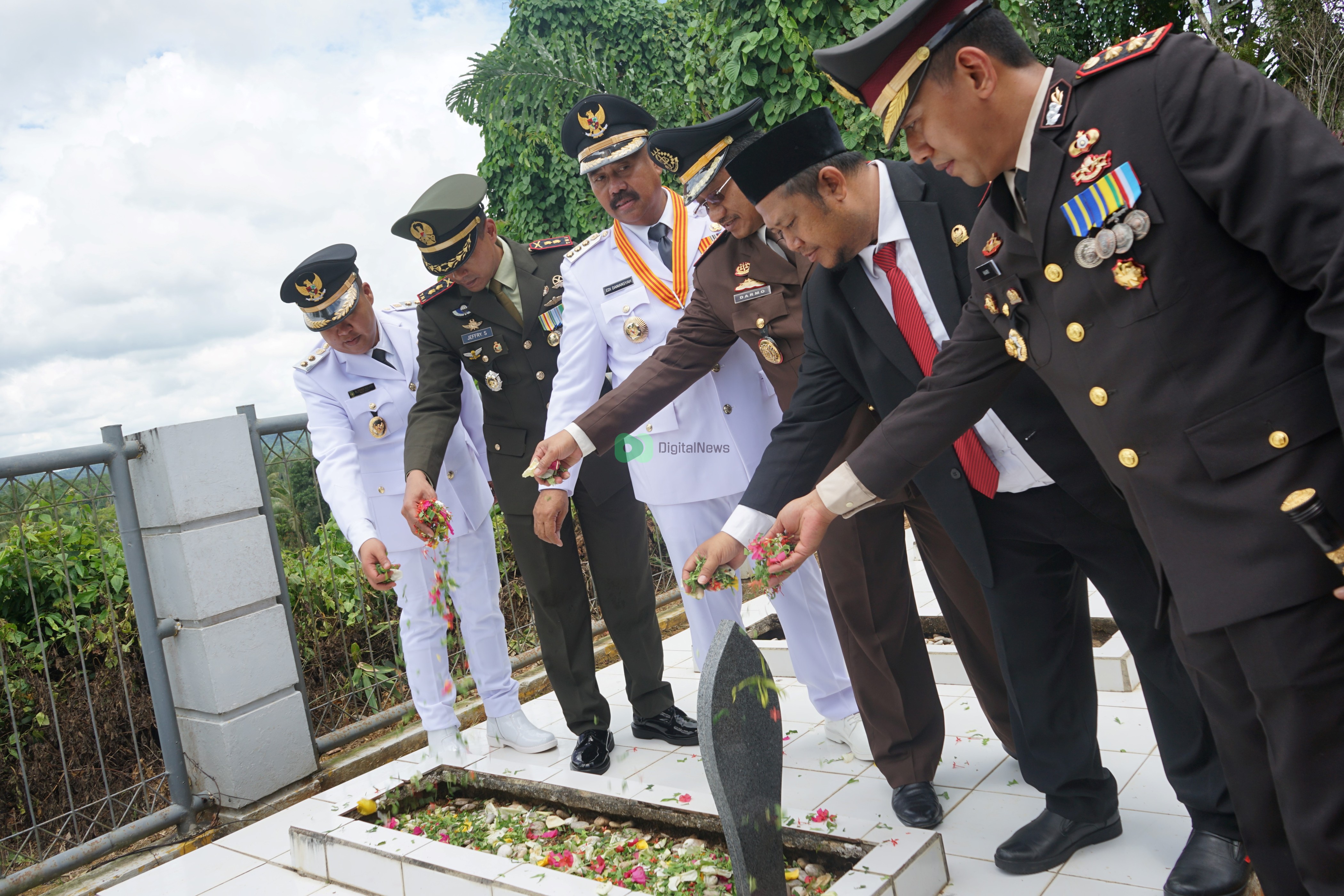 Ketua DPRD bersama Bupati Kukar dan Jajaran Forkominda Ziarah dan Tabur Bunga