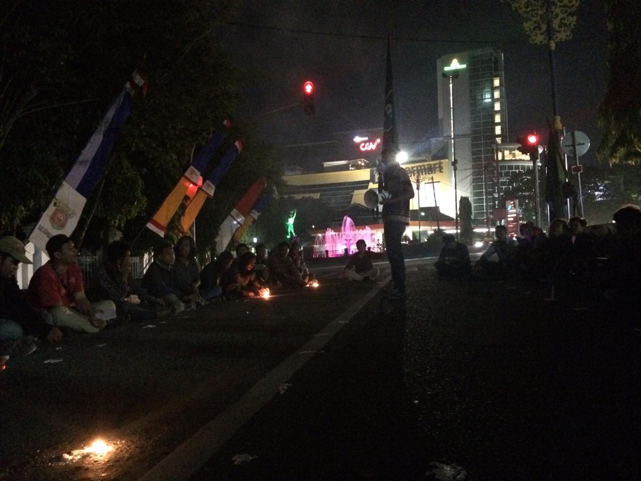 Refleksi Hari Pahlawan, HMI Cabang Samarinda Gelar Aksi Damai didepan Taman Makam Pahlawan