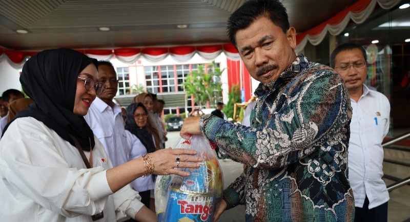 Serahkan Bingkisan Lebaran untuk Pegawai Pemkab Kukar, Sekda: Bentuk Kebersamaan Kita Semua