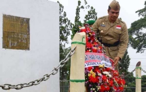 Kenang Perjuangan Para Pahlawan, Pjs Bupati Kukar Ziarah dan Tabur Bunga di TMP Bukit Biru