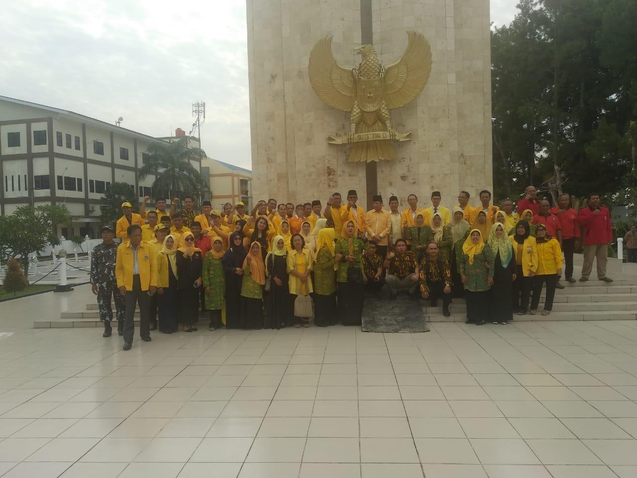 Moment HUT Golkar ke-55, Sejumlah Kader Golkar Kaltim Ziarah Kemakam Pahlawan