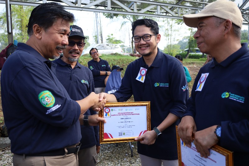 Pemkab Kukar Peringati HKN 2024, Serahkan Penghargaan untuk Tenaga Kesehatan Teladan