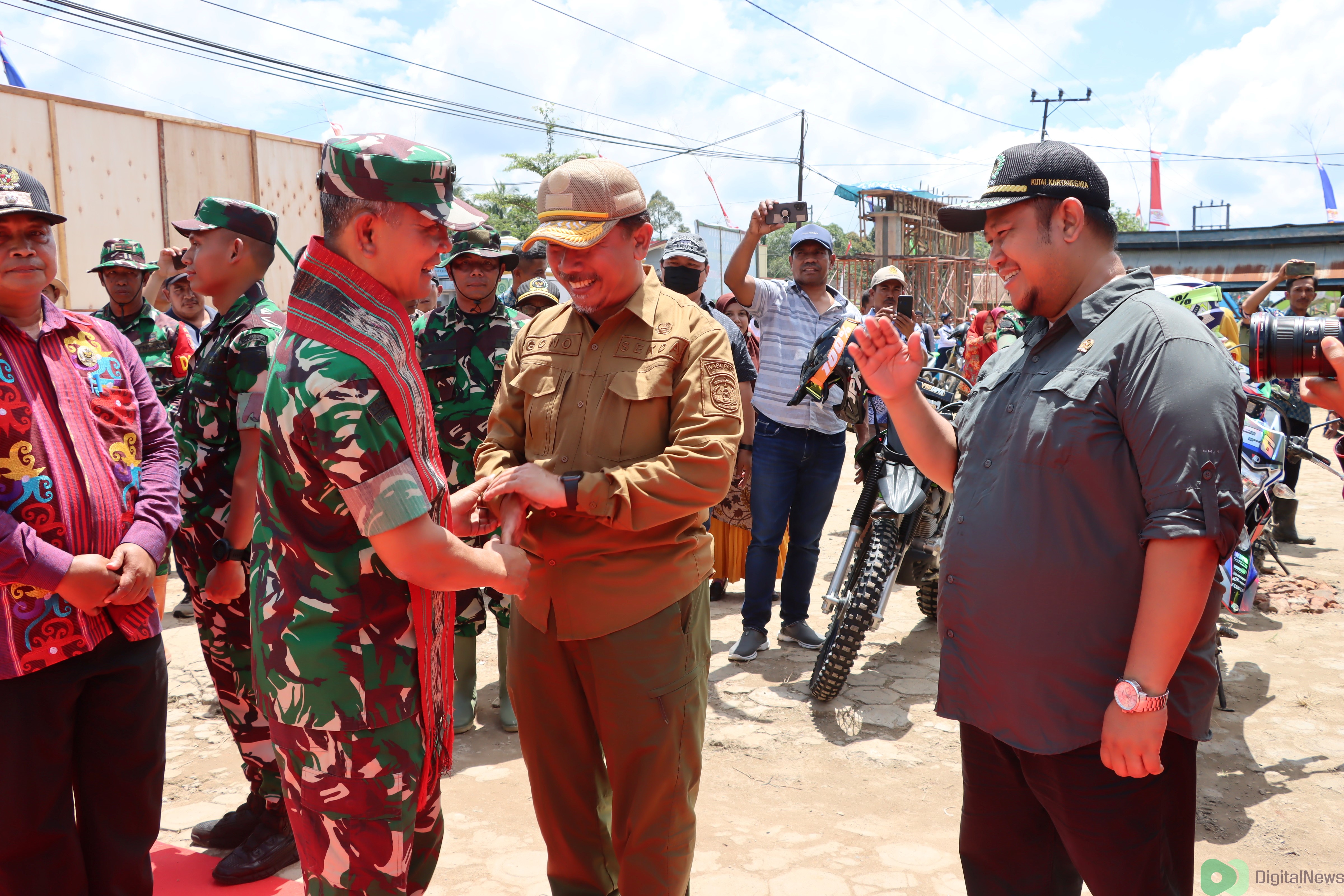  	 Letjen. TNI Richard T.H. Tampubolon Tinjau Pelaksanaan TMMD Di Desa Panca Jaya ,Muara Kaman 