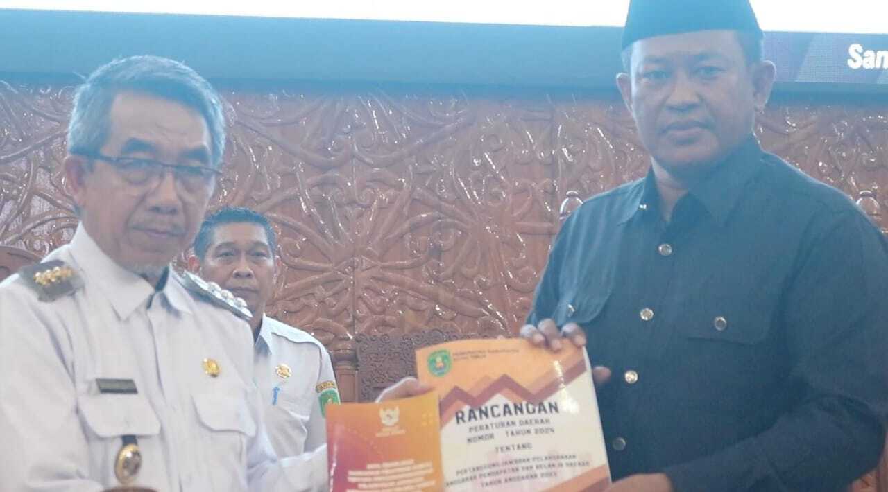 Pemkab Kutim Sampaikan Nota Penjelasan Raperda Pertanggungjawaban APBD 2023 dalam Rapat Paripurna