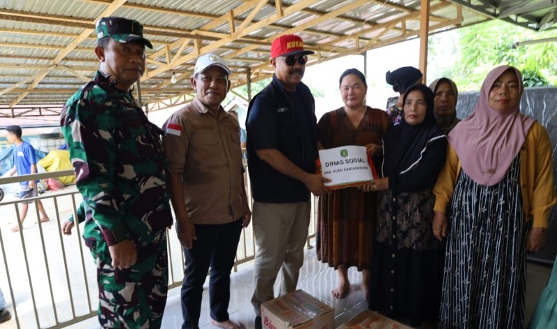 Tinjau Banjir Loa Kulu, Bupati Kukar Serahkan Bantuan Langsung untuk Para Korban