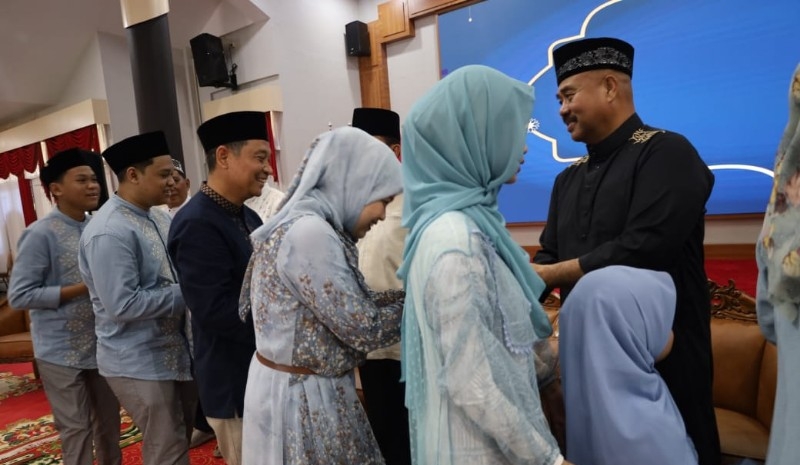 Ribuan Masyarakat Hadiri Open House Pemkab Kukar, Ini Harapan Bupati Edi