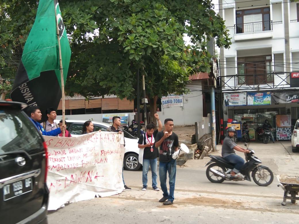 Gelar Aksi, Mahasiswa Tolak Pembangunan Trotoar Depan Kampus Widyagama Samarinda