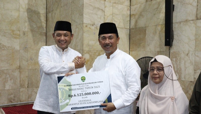 Safari Ramadan Pemprov Kaltim, Pemkab Kukar Terima Bantuan Hibah untuk 32 Lembaga