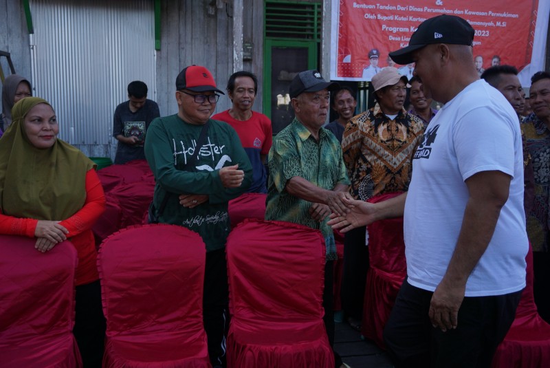 Tingkatkan Produktivitas, Bupati Kukar Serahkan Bantuan Sarana Tangkap pada Kelompok Nelayan