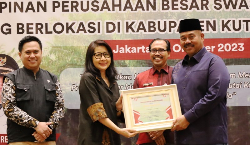 Bupati Edi Beri Penghargaan Sejumlah Perusahaan Perkebunan di Kukar, Ini Alasannya