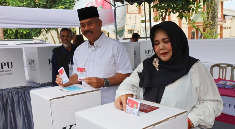 Bupati dan Wabup Kukar Berikan Suara di Pilkada, Harap Pesta Demokrasi Berjalan Aman dan Damai