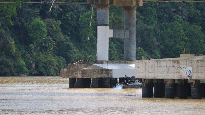 Lagi, Pilar Jembatan Mahakam Yang Sedang Dalam Perbaikan, Ditabrak Tongkang