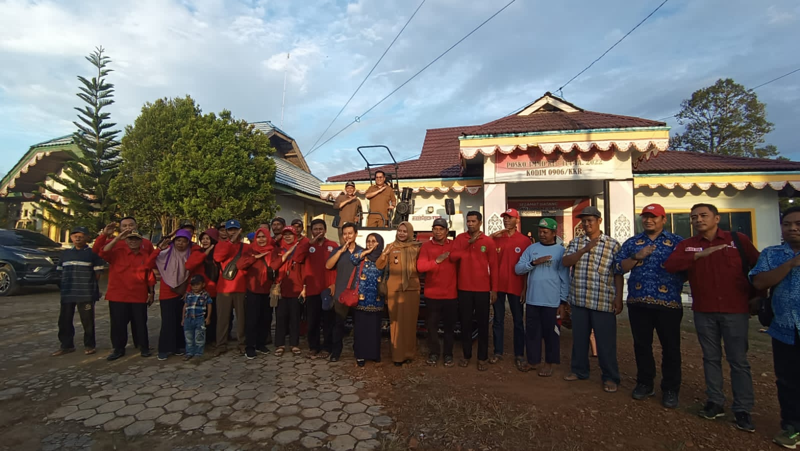 Diserahkan Wabup, Para Petani Desa Panca Jaya Dapat Bantuan dari Pemkab Kukar